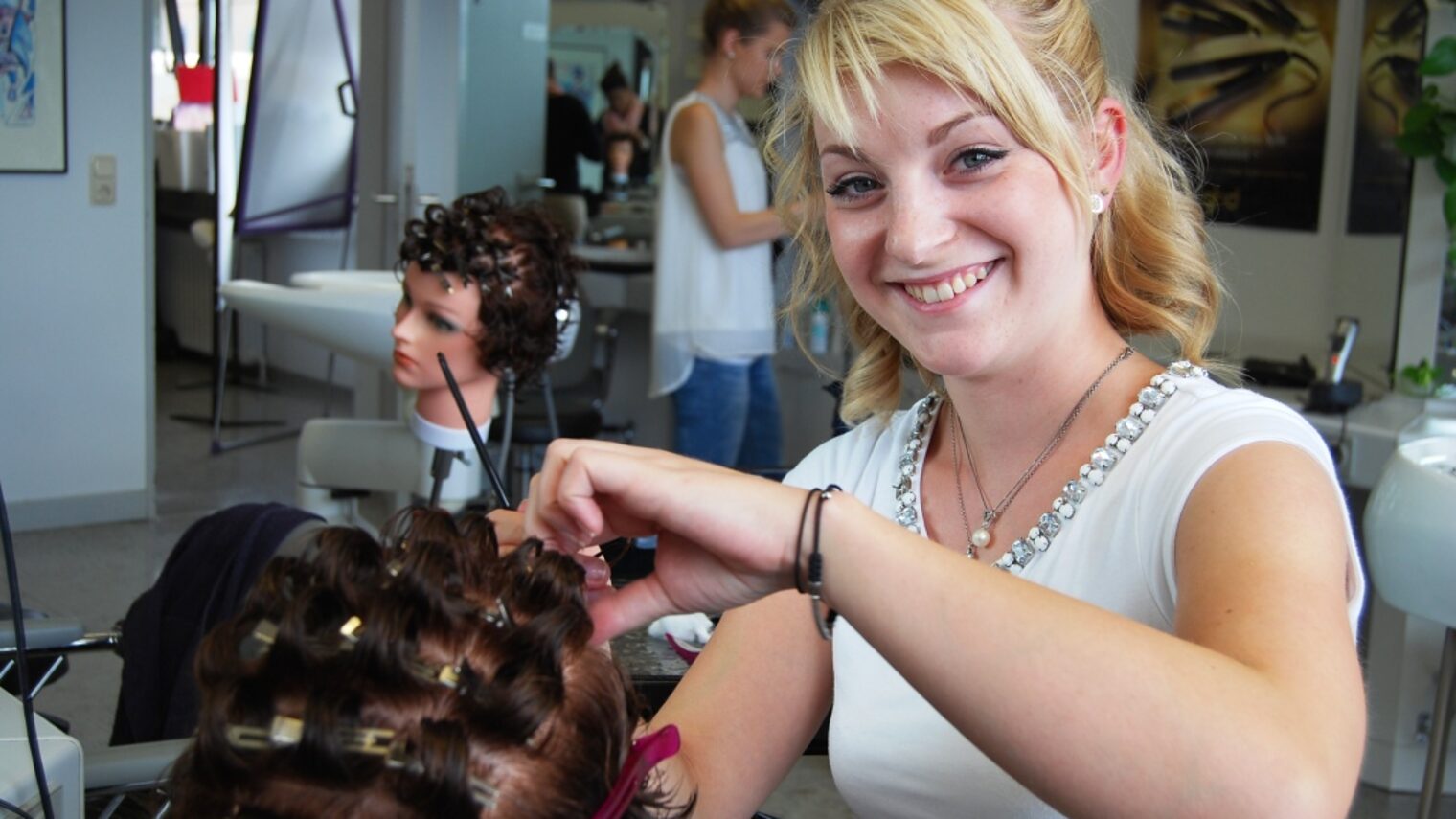 Lebhaft, gut gelaunt und mit Freude bei der Arbeit: Lena Leinweber fühlt sich im Handwerk angekommen.