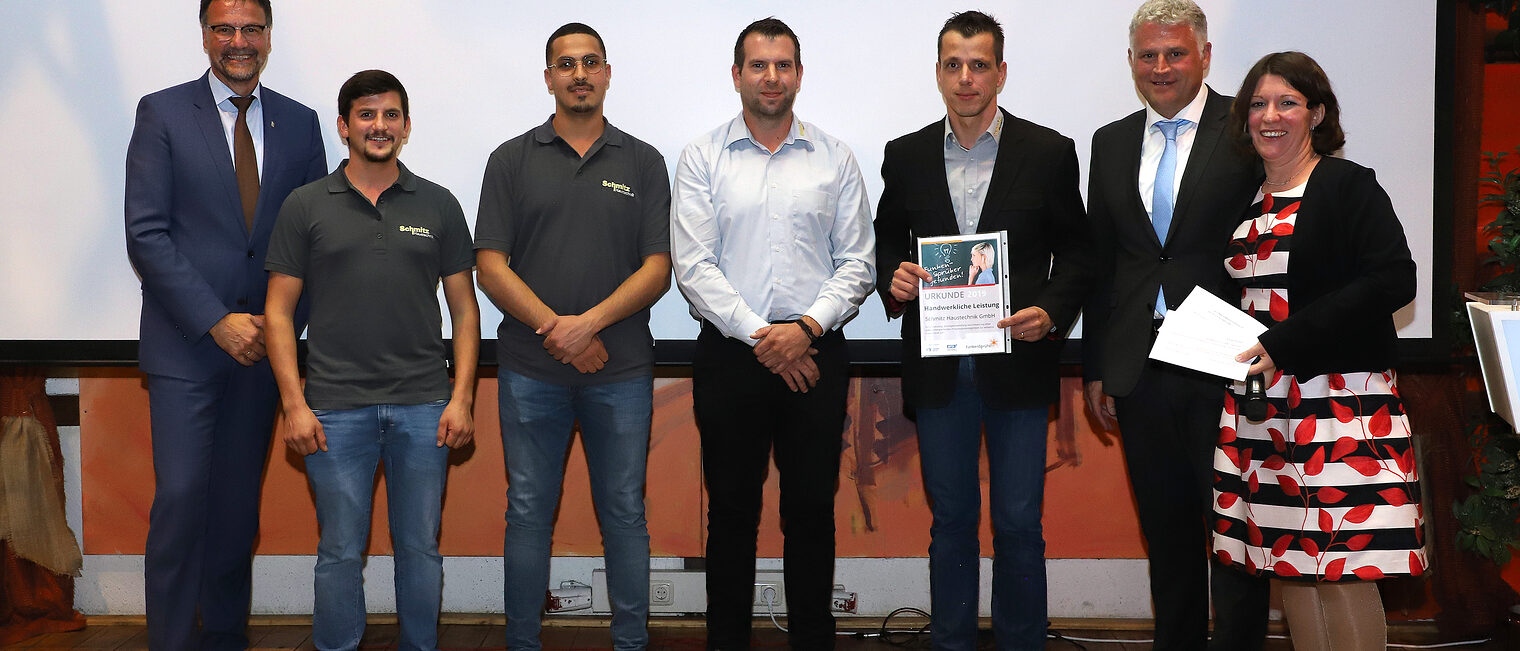 Der FunkenSprüher 2019 aus dem Handwerk kommt aus Hillesheim-Bolsdorf: Das Unternehmen Schmitz Haustechnik (v.l.n.r.): Landrat Heinz-Peter Thiel, Rainer Schmitz mit seinem 4.0-Team, Andreas Theis, Vorstand der Volksbank Eifel eG sowie Judith Klassmann-Laux, WFG Vulkaneifel mbH. Foto: Volksbank Eifel eG/Rolf Ademes. Der FunkenSprüher 2019 aus dem Handwerk kommt aus Hillesheim-Bolsdorf: Das Unternehmen Schmitz Haustechnik (v.l.n.r.): Landrat Heinz-Peter Thiel, Rainer Schmitz mit seinem 4.0-Team, Andreas Theis, Vorstand der Volksbank Eifel eG sowie Judith Klassmann-Laux, WFG Vulkaneifel mbH. Foto: Volksbank Eifel eG/Rolf Ademes.
