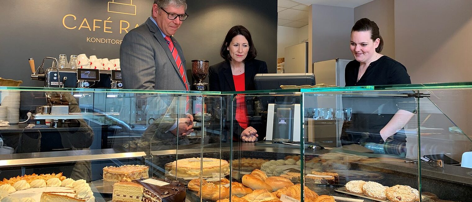 Hauptgeschäftsführer Axel Bettendorf und Staatssekretärin Daniela Schmitt auf Betriebsbesuch bei Elisabeth Ambrosius (r.) in der Konditorei Razen. Hauptgeschäftsführer Axel Bettendorf und Staatssekretärin Daniela Schmitt auf Betriebsbesuch bei Elisabeth Ambrosius (r.) in der Konditorei Razen.