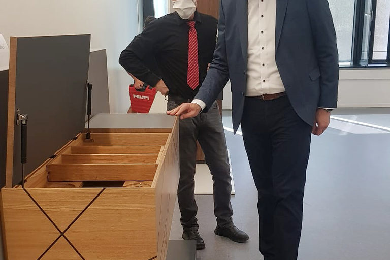 Hans Löber und Patrick Schnieder (von links) bei dem Meisterstück von Alexander Irsch