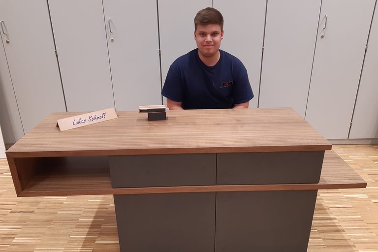 Lukas Schmoll: Sideboard mit schwarzen Elementen¿Ich habe mich für ein Sideboard entschieden, weil ich für meinen Fernseher eine Abstellgelegenheit brauchte, die bei mir unter die Dachschräge passt. Neben dem Fernseher finden außerdem DVDs und ein Receiver Platz. Auch ein Deko-Gegenstand, wie zum Beispiel eine Topfpflanze.¿