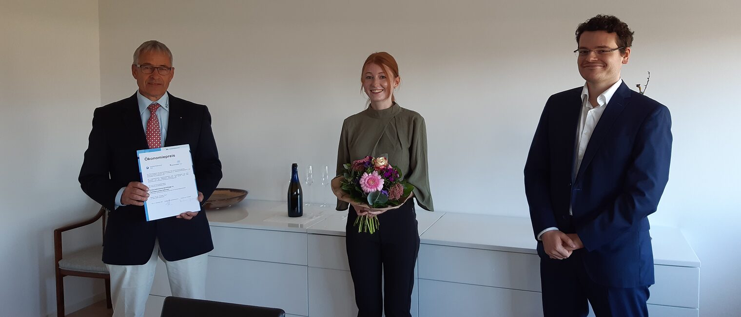 Von l. Rudi Müller (Präsident HWK), Natalie Welch (Preisträgerin), PD Dr. Christian Fisch (Uni Trier)