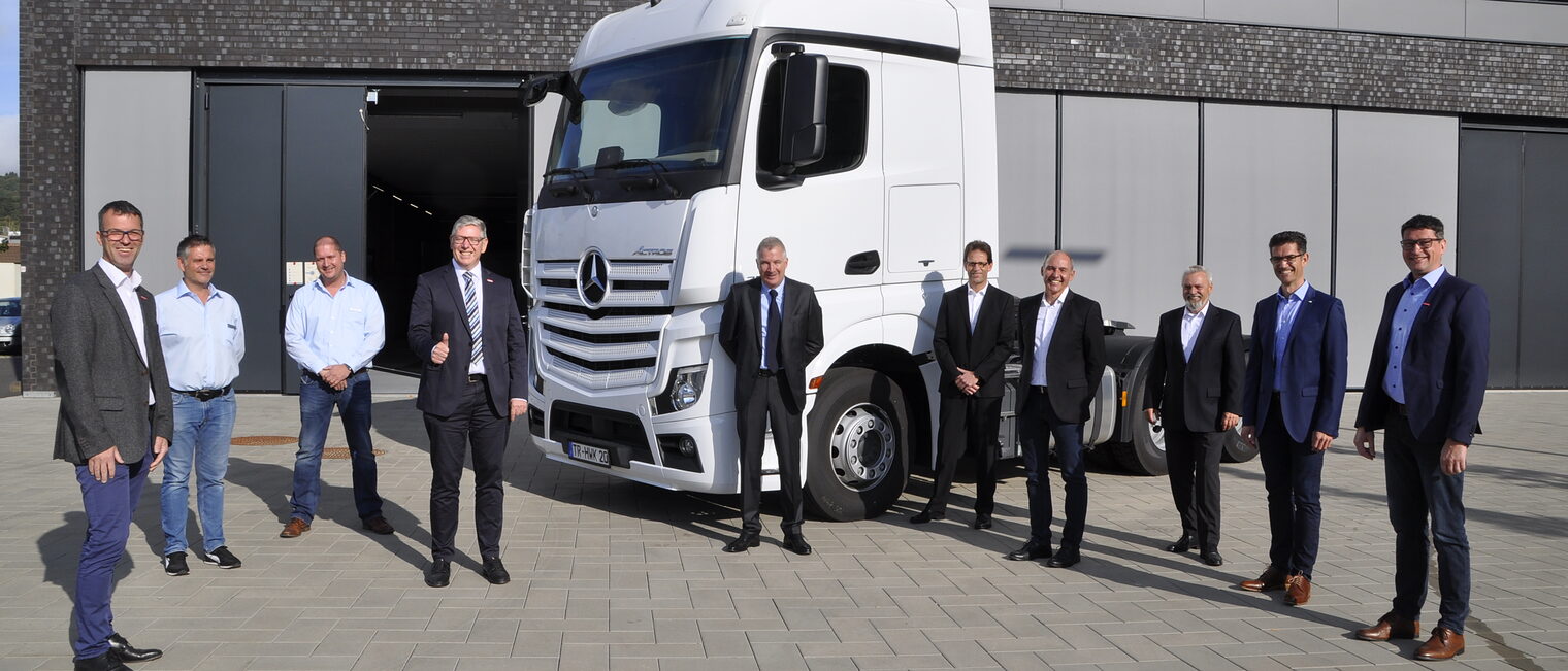Mit den HWK-Vertretern Thomas Sandner, Sebastian Hilges, Marko Hecking und Axel Bettendorf freuen sich der Chef und Mitarbeiter des Trierer Autohauses, Andreas Hess, Günther Begon, Andreas Görres, Rudolf Delker und Guido Kipka sowie Olaf Fackler von der Kreishandwerkerschaft Trier-Saarburg (v. l.) vor der neuen Kfz-Werkstatt der Kammer in Trier-Nord über den gesponserten Sattelschlepper. Mit den HWK-Vertretern Thomas Sandner, Sebastian Hilges, Marko Hecking und Axel Bettendorf freuen sich der Chef und Mitarbeiter des Trierer Autohauses, Andreas Hess, Günther Begon, Andreas Görres, Rudolf Delker und Guido Kipka sowie Olaf Fackler von der Kreishandwerkerschaft Trier-Saarburg (v. l.) vor der neuen Kfz-Werkstatt der Kammer in Trier-Nord über den gesponserten Sattelschlepper.
