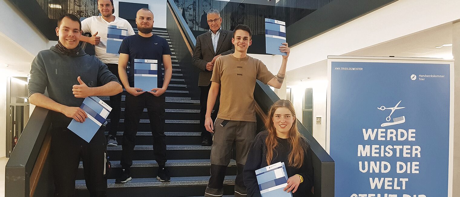 Von links: Daniel Freis, Raphael Utters, Victor Gaberkorn, Rudi Müller (Präsident HWK), Maxim Jaffelin, Kira Wittwer Von links: Daniel Freis, Raphael Utters, Victor Gaberkorn, Rudi Müller (Präsident HWK), Maxim Jaffelin, Kira Wittwer