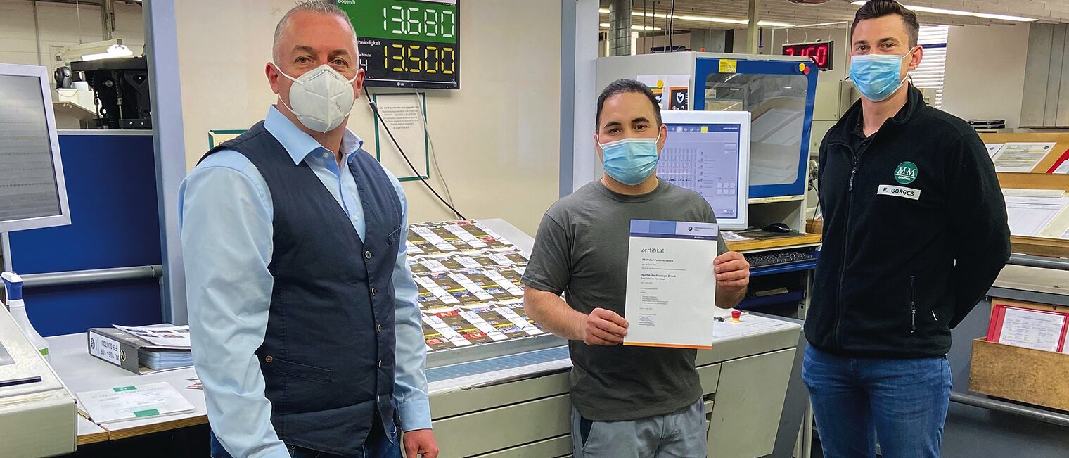 Mehrdad Pahlevanzadeh (m.) ist jetzt offiziell als Medientechnologe anerkannt. Jürgen Rauschenbach (l.) und Fabian Gorges (r.) haben ihn dabei unterstützt. Deren Prüfung ergab, dass sein im Ausland erworbener Abschluss gleichwertig ist.