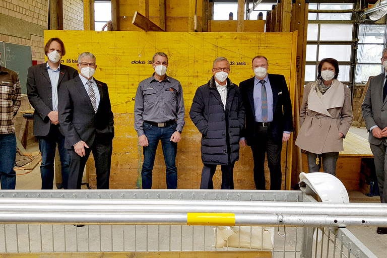 Pressekonferenz im Bauzentrum der HWK in Kenn (v. l.): ÜLU-Pädagoge Michael Meyer, Projektleiter Sven Kronewirth, Kammerpräsident Rudi Müller, Ausbildungsmeister Ralf Schmitz, NKS-Vorsitzender Dr. Manfred Bitter, HWK-Geschäftsführer Dr. Carl-Ludwig Centner, NKS-Geschäftsführerin Dr. Barbara Stahl und HWK-Hauptgeschäftsführer Axel Bettendorf