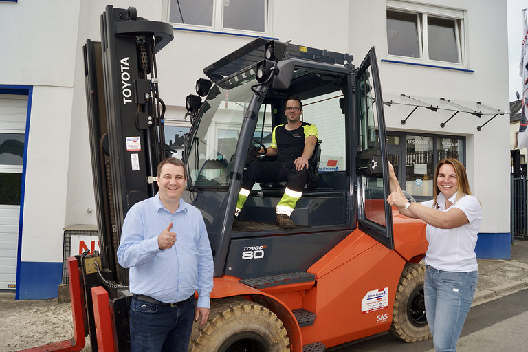 Stolze Chefs und ein stolzer Meister: Heiko Strupp und Nicole Zeimet von der Wellener Firma Alfons Strupp mit David Ludwig auf dem Gabelstapler. Kraftfahrzeugtechnikermeister, Bestmeister 2020/2021