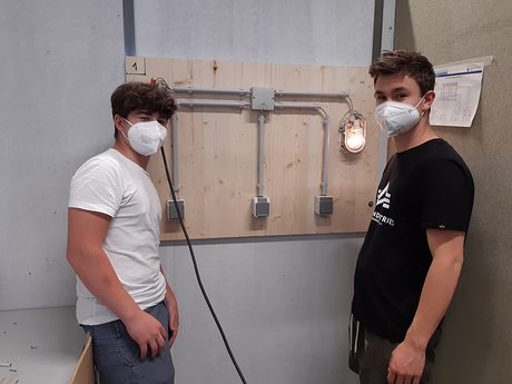 Cedric und Finn bei der Berufsorientierung Elektrotechnik