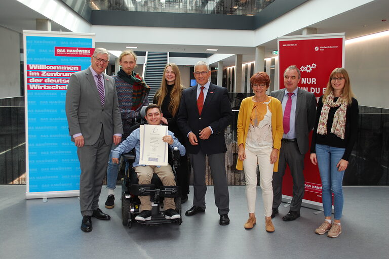 Adam Krapp mit HGF Axel Bettendorf, seinen Arbeitsassistenzen Marius und Lisa, Präsident Rudi Müller und Vertretern seiner aktuellen Abteilung Wirtschaftsförderung Irene Schikowski, Matthias Schwalbach und Isabel Mayer (v. l.)