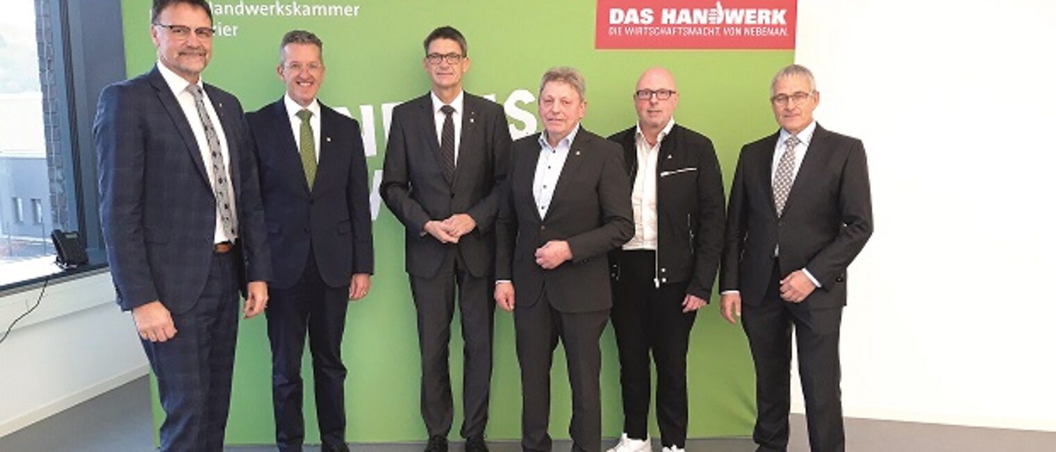 Kammerpräsident Rudi Müller (r.) zeichnete Heinz-Peter Thiel, Dr. Joachim Streit, Günther Schartz, Helmut Gosert und Guido Wirtz für ihre Verdienste im Handwerk mit der Goldenen Ehrennadel aus. Kammerpräsident Rudi Müller (r.) zeichnete Heinz-Peter Thiel, Dr. Joachim Streit, Günther Schartz, Helmut Gosert und Guido Wirtz für ihre Verdienste im Handwerk mit der Goldenen Ehrennadel aus.