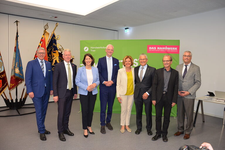 HGF Axel Bettendorf, Generalsekräter des Zentralverband des Deutschen Handwerks Holger Schwannecke, Ministerin Daniela Schmitt, OB Wolfram Leibe, Ministerpräsidentin Malu Dreyer, Präsident Rudi Müller, Architekt Gerhard Wolf, Präsident des Bundesinstituts für Berufsbildung Prof. Dr. Friedrich Hubert Esser (v. l.)