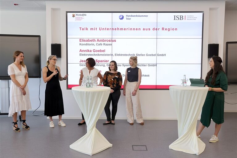 Podiumsdiskussion mit Julia Steffen (Marryfair - Das Hochzeitshaus), Jeanette Spanier (Spanier & Bichler Gerüstbau-Meisterbetrieb), Staatssekretärin Petra Dick-Walther, Elisabeth Ambrosius (Cafe Razen), Annika Goebel (Elektrotechnik Stefan Goebel GmbH) und Moderatorin Teresa Betz. (v. l.).