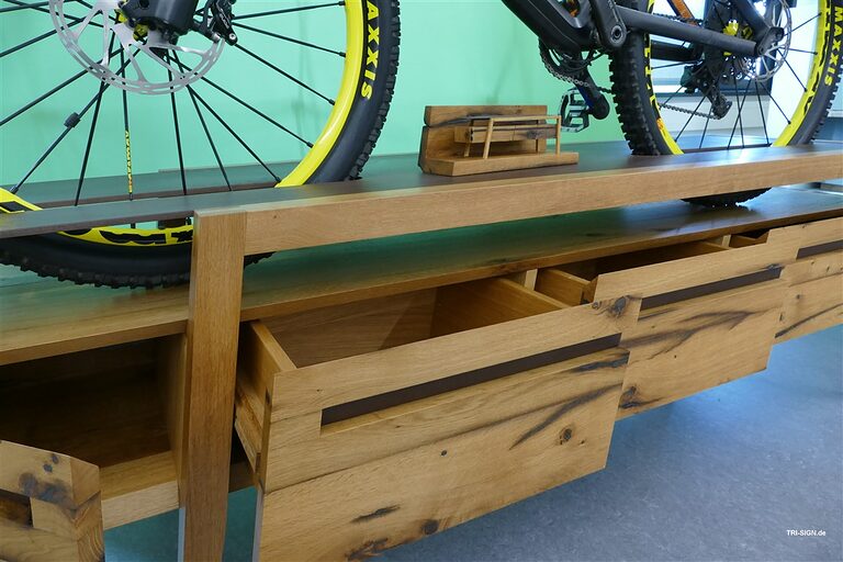 Nico Mulling, Schreinerei Grün aus Peffingen, Sideboard für Fahrrad