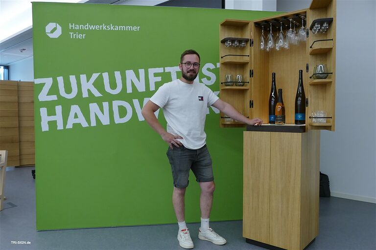 Maximilian Willems, Schreinerei Adams aus Trier, Barschrank und Weinschrank