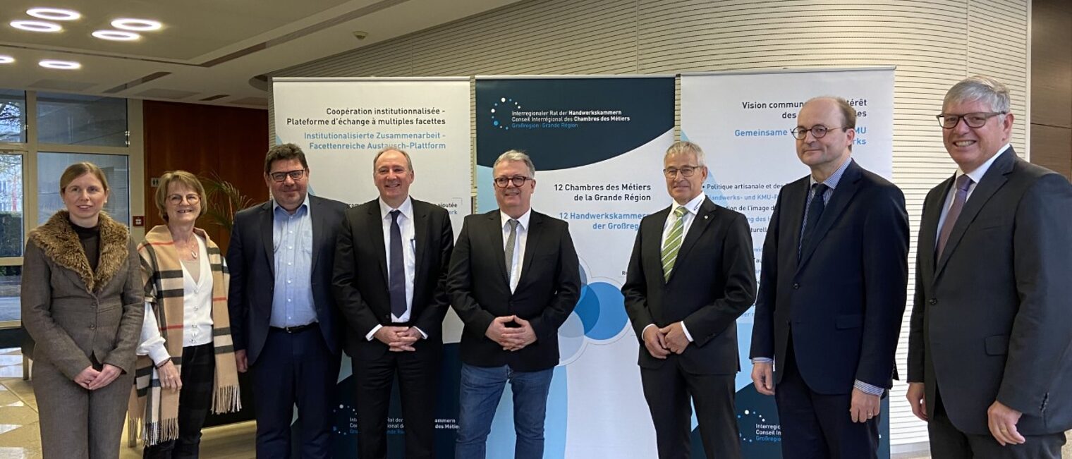 v.l.n.r.: C. ZÜGNER, Diplom-Betriebswirtin (DH) - Referentin Europa, HwK Koblenz; A. BACK, Directeur du Déve-loppement économique, CMA Moselle; P. DENIS, Président UCM-Lux , Arlon / IRH-Vize-Präsident ; M. GROSS, IRH-Generalsekretär ; P. FISCHER, neu gewählter IRH-Präsident / Président CMA Moselle; R. MÜLLER, Präsident, HWK Trier / IRH-Ehrenpräsident; T. WIRION, Directeur Général, CdM Luxembourg; A. BETTENDORF, Hauptgeschäftsführer, HWK Trier v.l.n.r.: C. ZÜGNER, Diplom-Betriebswirtin (DH) - Referentin Europa, HwK Koblenz; A. BACK, Directeur du Déve-loppement économique, CMA Moselle; P. DENIS, Président UCM-Lux , Arlon / IRH-Vize-Präsident ; M. GROSS, IRH-Generalsekretär ; P. FISCHER, neu gewählter IRH-Präsident / Président CMA Moselle; R. MÜLLER, Präsident, HWK Trier / IRH-Ehrenpräsident; T. WIRION, Directeur Général, CdM Luxembourg; A. BETTENDORF, Hauptgeschäftsführer, HWK Trier