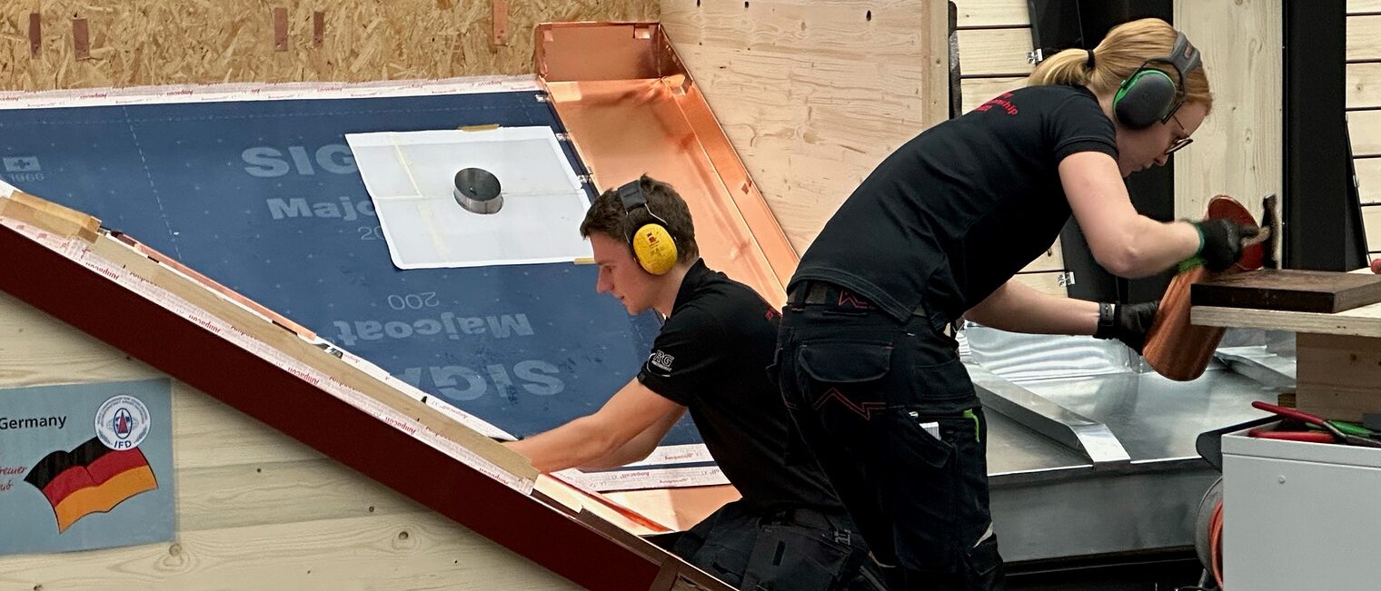 Matthias mit Dachdecker-Partnerin am Werkstück