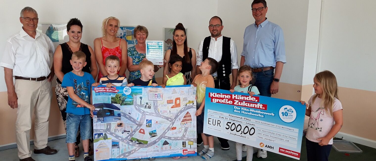 Fleißige Handwerker und Handwerkerinnen in der Kita St. Stephanus: Mit den Kindern freuten sich Rudi Müller, Nadine Spanier, Nicole Laschet, Renate Kanzler, Nina und Michael Ludes, Olaf Fackler (v. l.) über den Landessieg. Die Kita hat dafür von der AMH ein Preisgeld von 500 Euro erhalten. Fleißige Handwerker und Handwerkerinnen in der Kita St. Stephanus: Mit den Kindern freuten sich Rudi Müller, Nadine Spanier, Nicole Laschet, Renate Kanzler, Nina und Michael Ludes, Olaf Fackler (v. l.) über den Landessieg. Die Kita hat dafür von der AMH ein Preisgeld von 500 Euro erhalten.