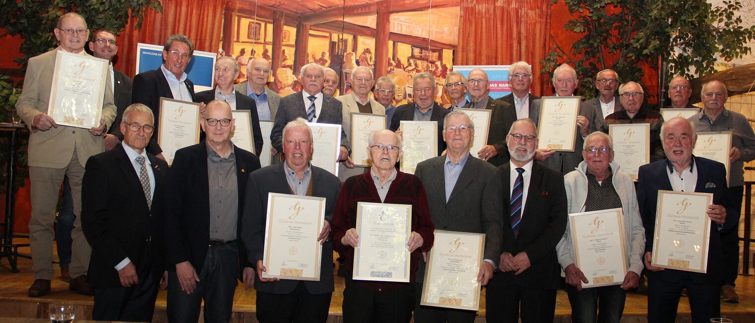 21 Meister nahmen ihre Goldenen Meisterbriefe im feierlichen Rahmen entgegen. 21 Meister nahmen ihre Goldenen Meisterbriefe im feierlichen Rahmen entgegen.