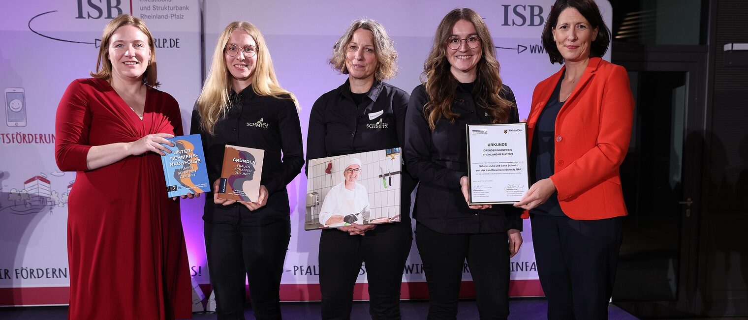 Gründerinnenpreis in der Kategorie „Unternehmensnachfolge“ für Julia, Sabine und Lena Schmitz (Mitte, von links). Frauenministerin Katharina Binz (l.) und Wirtschaftsministerin Daniela Schmitt überreichten die Auszeichnung, mit der 5.000 Euro Preisgeld verbunden sind. (r.) gratulieren (v. l.) 