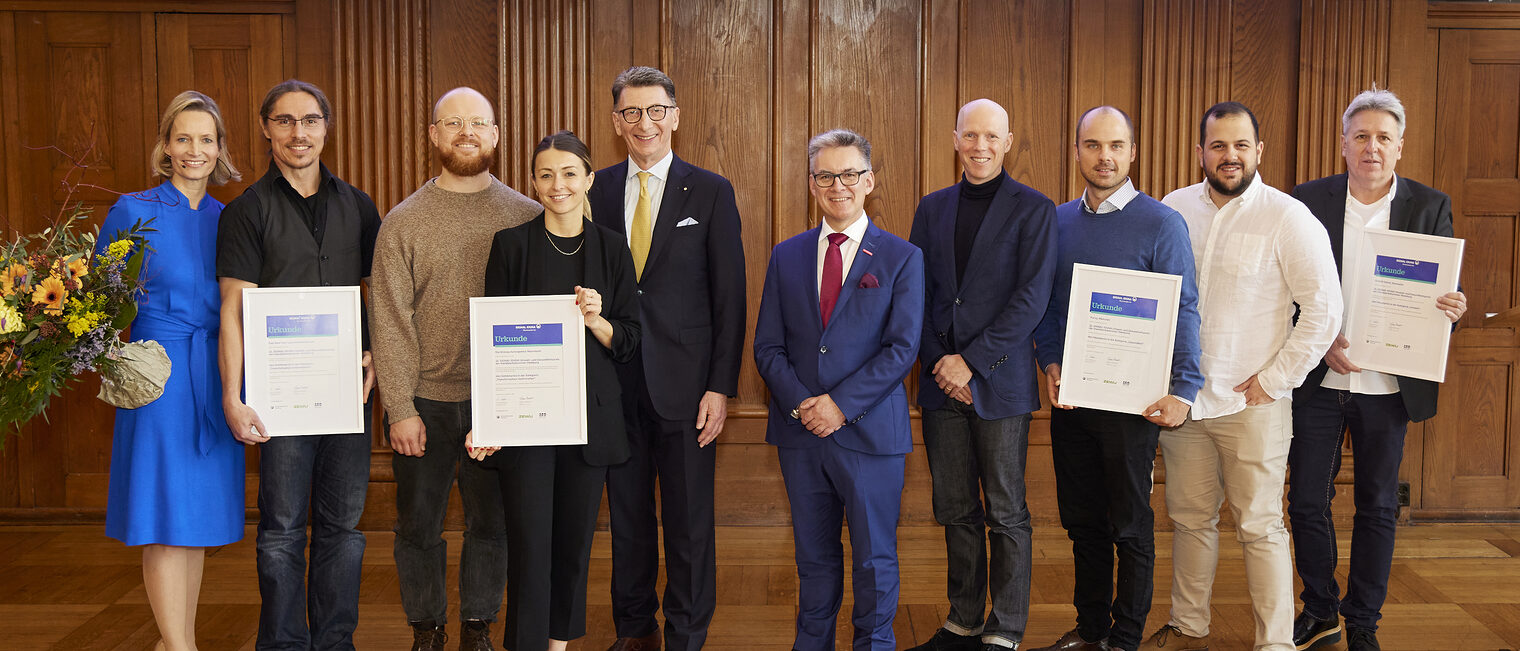 v. li.: Corinna Lampadius (Moderatorin), Marcel Quinten (Saar-Lor-Lux Umweltzentrum), David Fleischmann und Caroline Golly (Klimaschutzagentur Mannheim), Ulrich Leitermann (Vorstandsvorsitzender Signal Iduna Gruppe), Hjalmar Stemmann (Präsident Handwerkskammer Hamburg), Tim Angerer (Gesundheitsstaatsrat in der Sozialbehörde), Martin Duffner und Eduardo Romero Borrero (Puray), Uwe Michael Schlitt (Oldus). v. li.: Corinna Lampadius (Moderatorin), Marcel Quinten (Saar-Lor-Lux Umweltzentrum), David Fleischmann und Caroline Golly (Klimaschutzagentur Mannheim), Ulrich Leitermann (Vorstandsvorsitzender Signal Iduna Gruppe), Hjalmar Stemmann (Präsident Handwerkskammer Hamburg), Tim Angerer (Gesundheitsstaatsrat in der Sozialbehörde), Martin Duffner und Eduardo Romero Borrero (Puray), Uwe Michael Schlitt (Oldus).