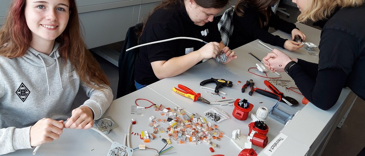 Girls' Day 2023 - Elektrowerkstatt HWK Trier Girls' Day 2023 - Elektrowerkstatt HWK Trier
