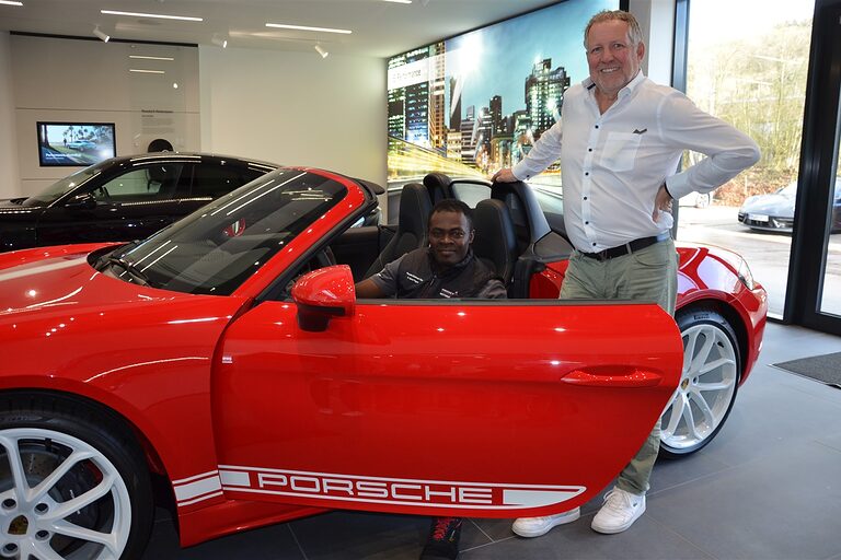 Lehrling des Monats Ulrich Jiazet Tegou Porsche Zentrum 1