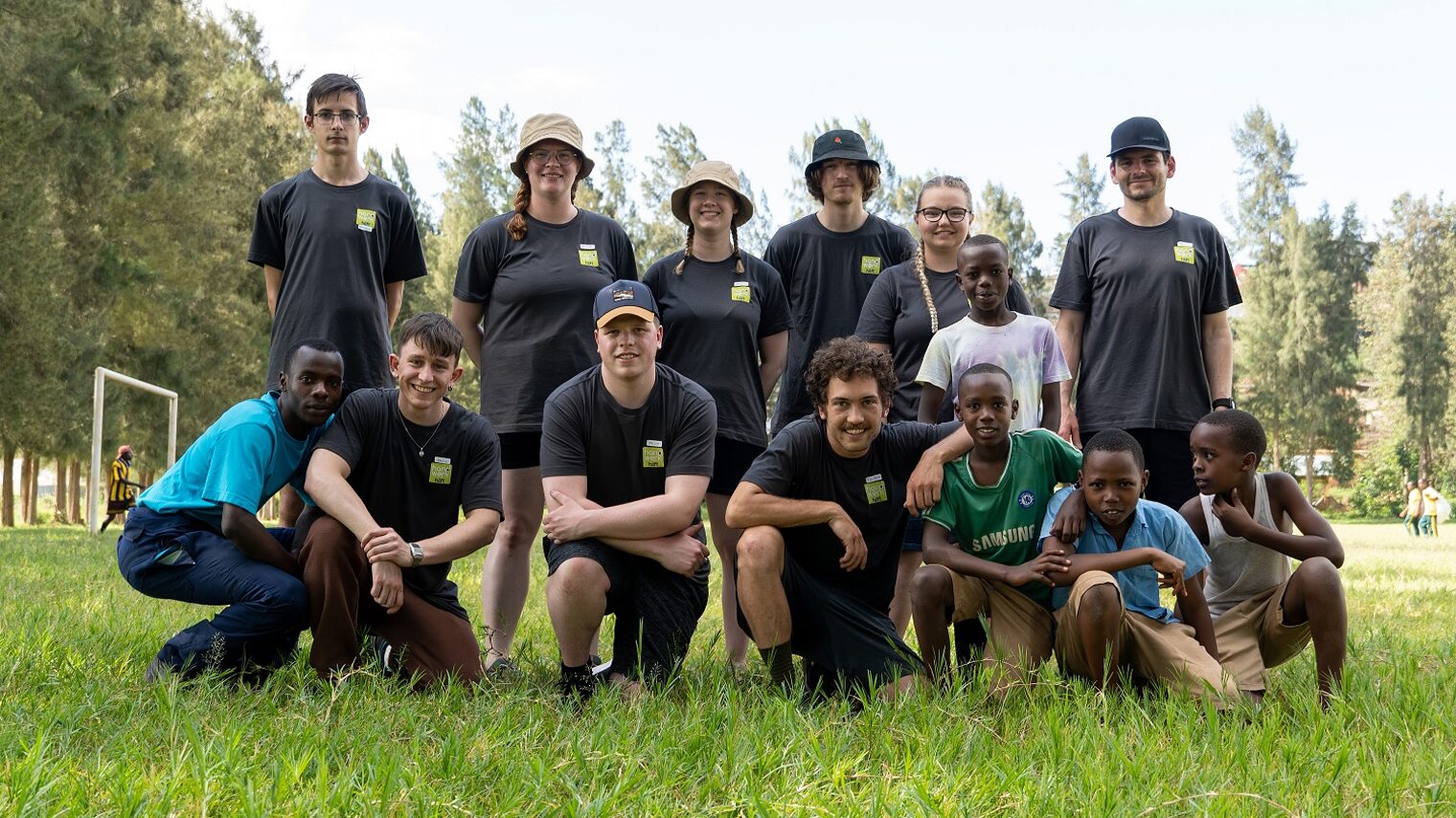 Elisa (oben, 2. v. l.), Felix (unten, 2. v. l.) und andere Azubis aus der Region Trier hatten im Mai 2023 die Chance genutzt, in einer Gruppe nach Ruanda zu reisen. 