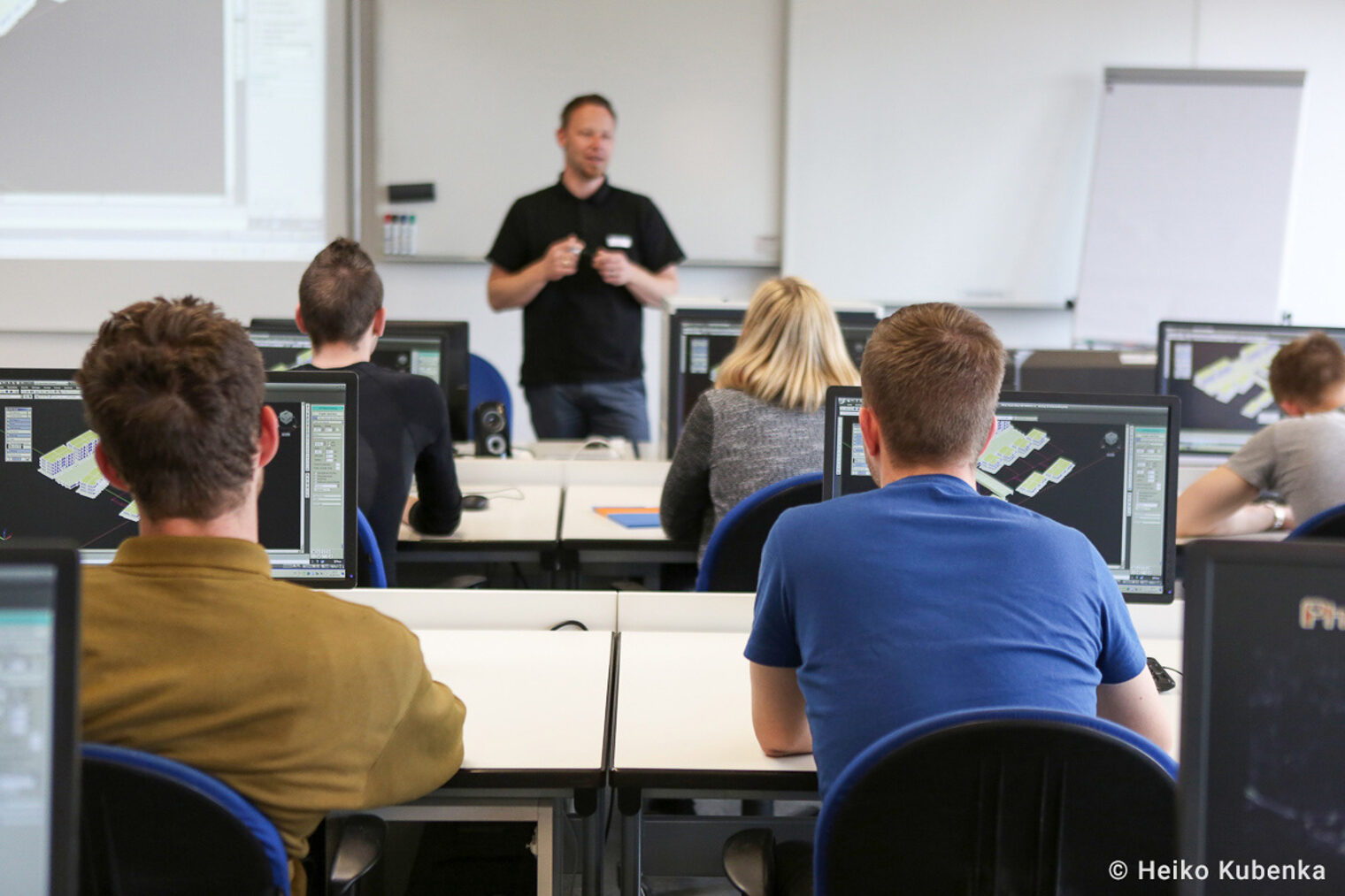 Dozent erklärt vor der Klasse ein Dozent steht vor der Klasse und erklärt