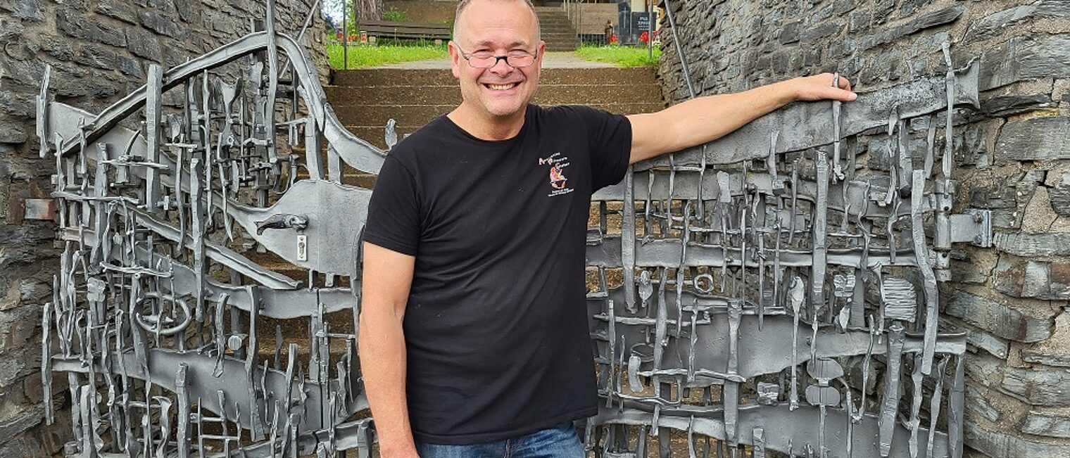 Matthias Apel am Eingang des Friedhofs in Trier-Kernscheid. Das handgeschmiedete Portal entstand in seinem Betrieb. Matthias Apel am Eingang des Friedhofs in Trier-Kernscheid. Das handgeschmiedete Portal entstand in seinem Betrieb.